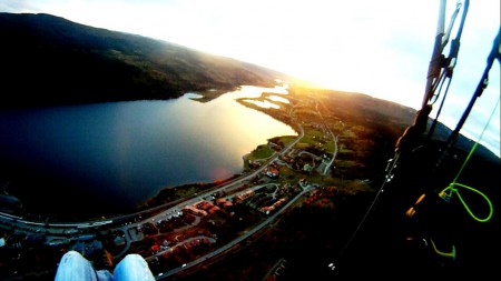 Fantastiskt flyg över Åre i höstens solnedgång